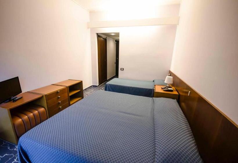 חדר אקונומי לשלושה, Grand Hotel Helios