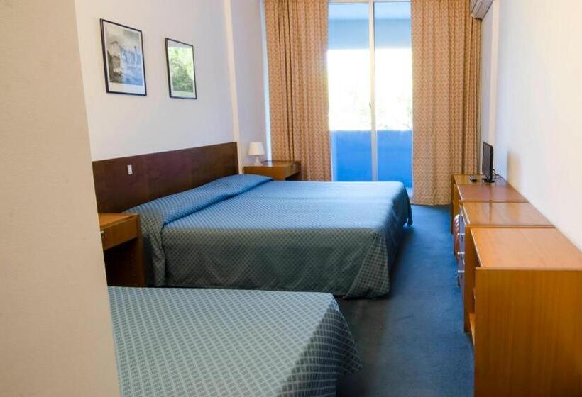 חדר אקונומי לשלושה, Grand Hotel Helios