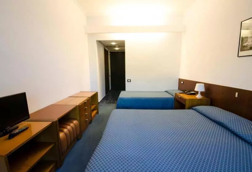 Economy Triple Room, Grand Hotel Helios
