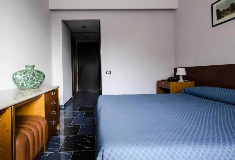 Economy Triple Room, Grand Hotel Helios