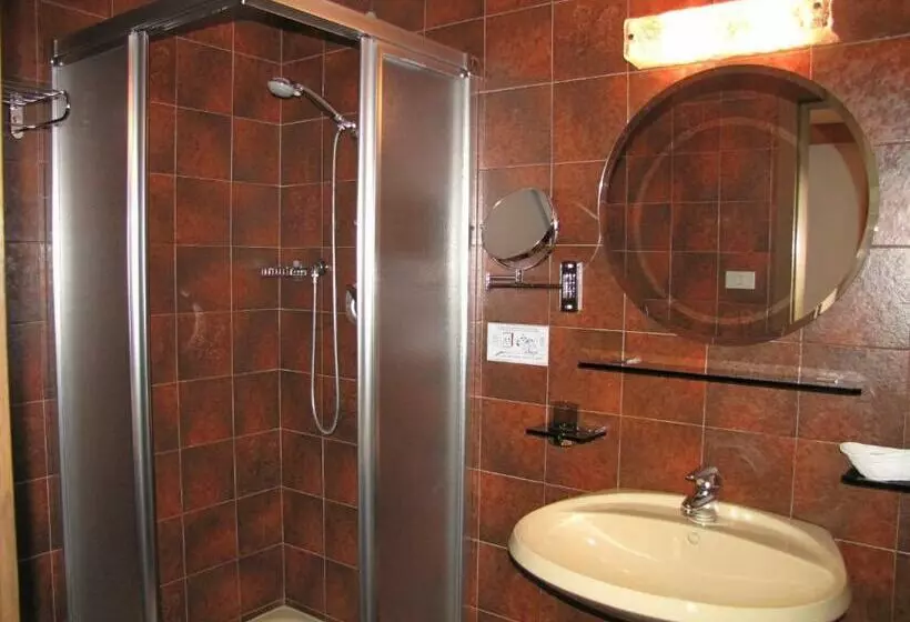 Standard Yhden Hengen Huone Parveke, Am Fels