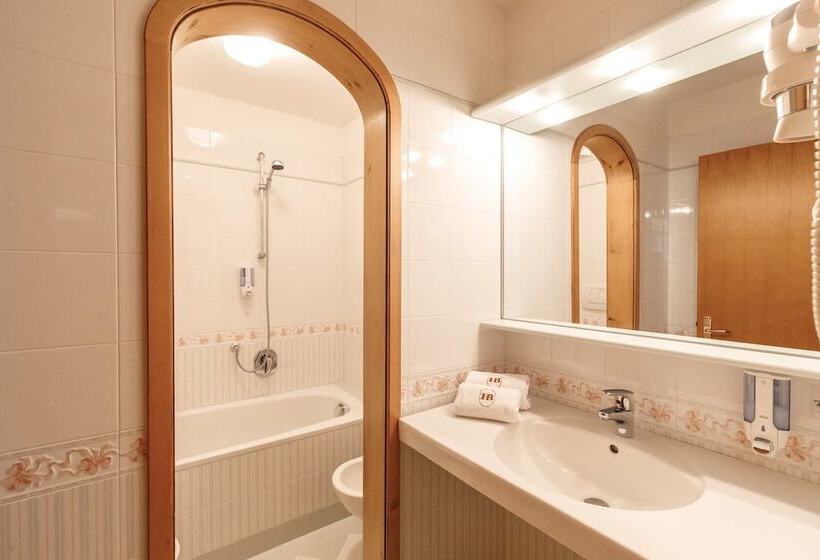 חדר קלאסי לשלושה, Belvedere