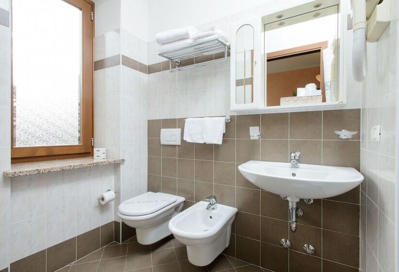 스탠다드 트리플 룸, Bes Hotel Papa San Pellegrino Terme