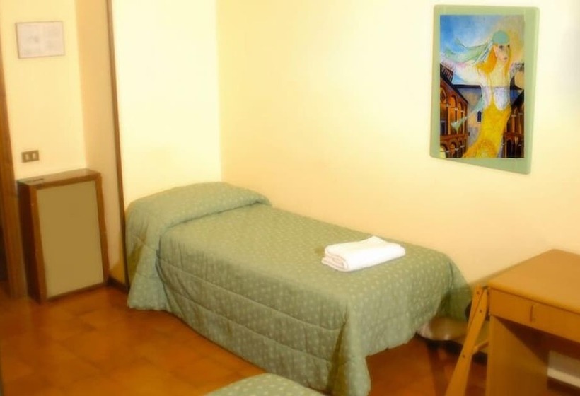 اتاق استاندارد یک نفره, Boni Cerri