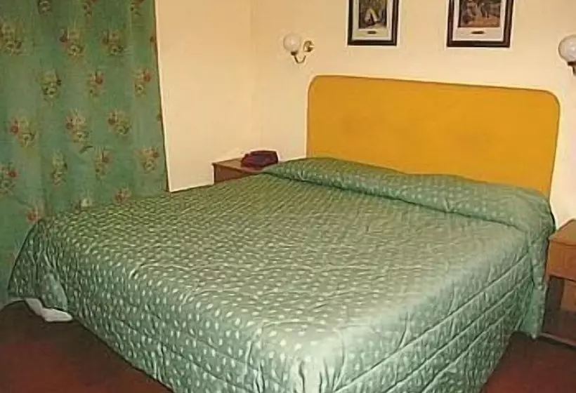 اتاق استاندارد چهار تخته, Boni Cerri