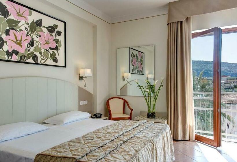 标准三人间, Caravel