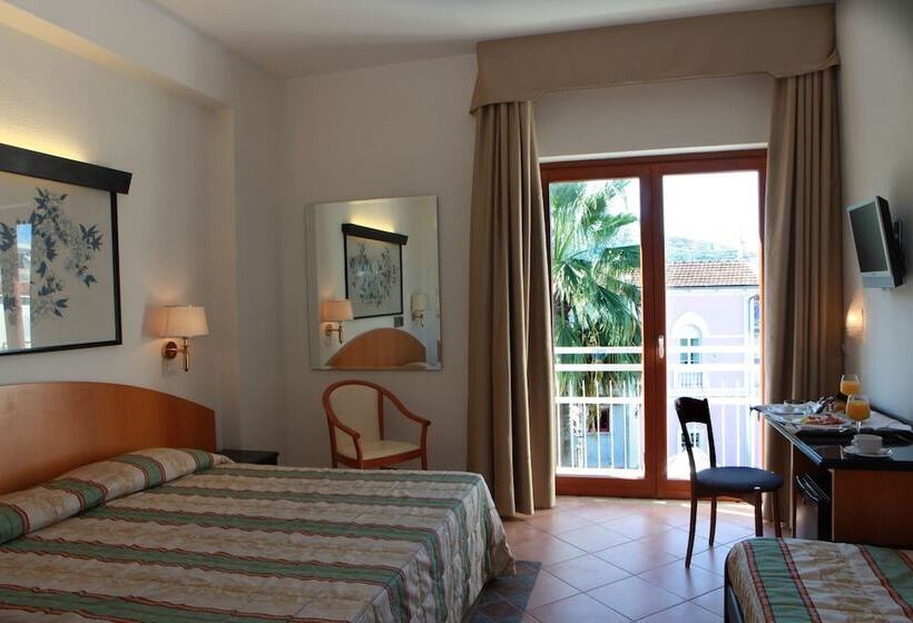 标准三人间, Caravel