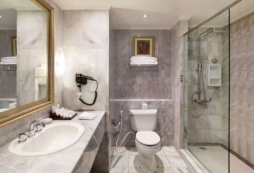 اتاق لوکس با چشم‌انداز استخر, Discovery Kartika Plaza