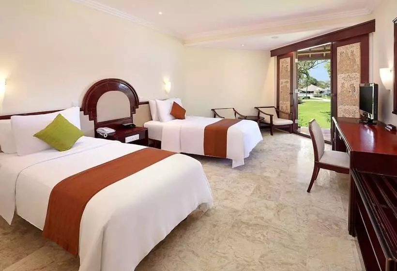 اتاق لوکس با چشم‌انداز استخر, Discovery Kartika Plaza