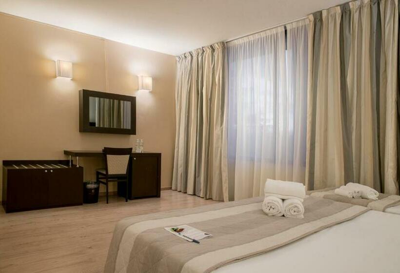 חדר סטנדרט לשלושה, Executive