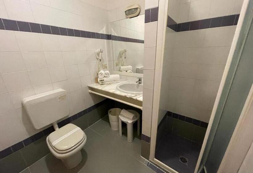 חדר סטנדרט לשלושה, Executive