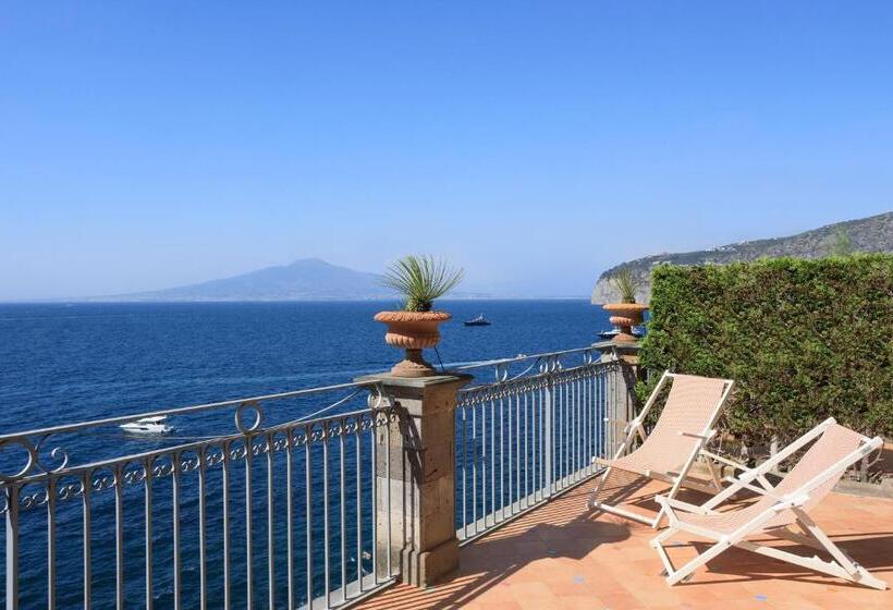 带按摩浴缸和海景的套房, Grand Hotel Ambasciatori