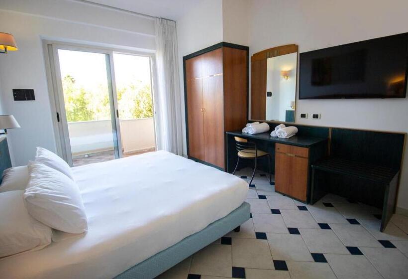 标准三人间, Grand Hotel President