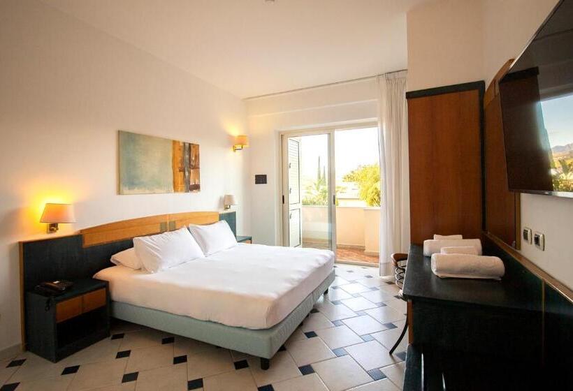 标准三人间, Grand Hotel President