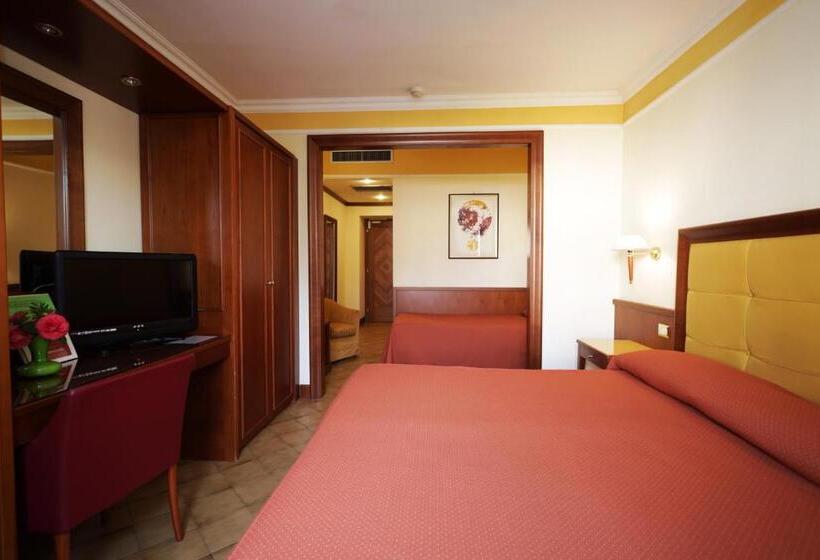 חדר סופריור לשלושה עם נוף לגינה, Il Chiostro By Lvg Hotel Collection