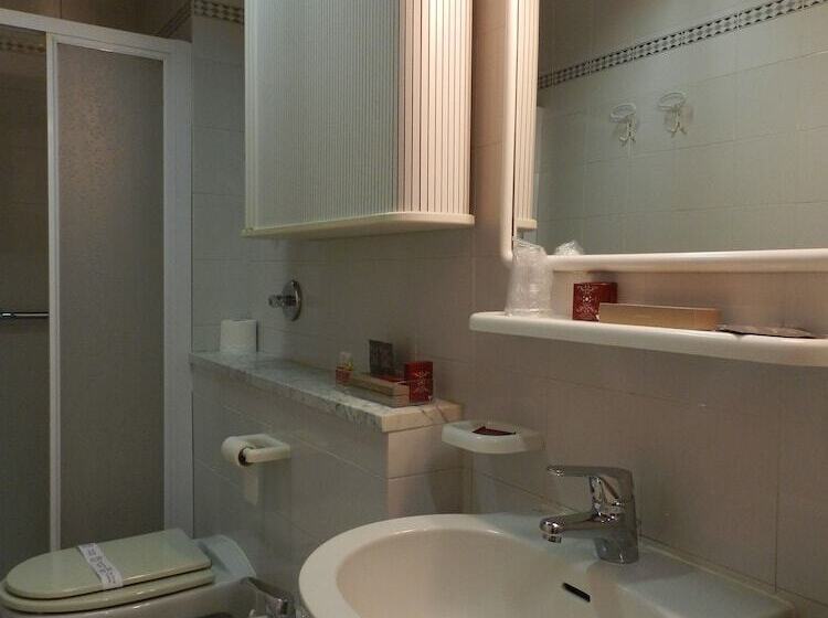 标准三人间, Italia