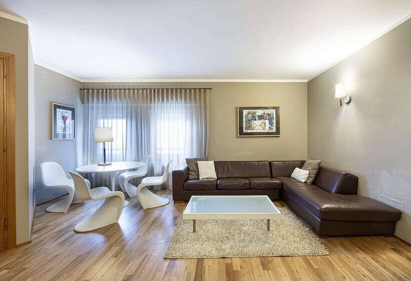 Executive Suite, La Di Moret