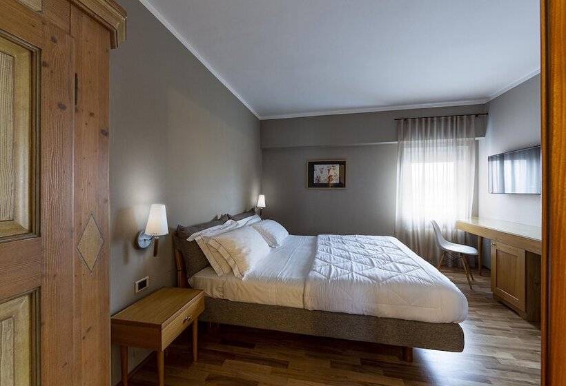 Executive Suite, La Di Moret