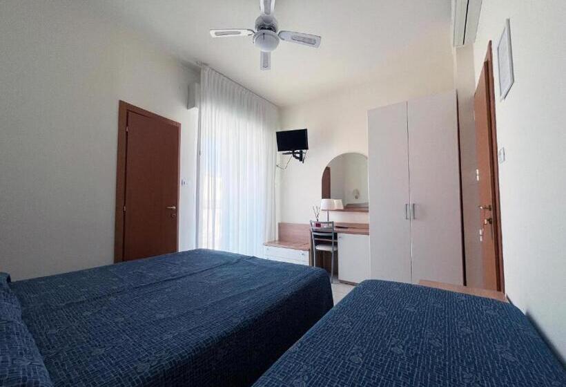 חדר סטנדרט לשלושה, Majestic