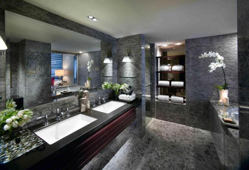 キングサイズベッドのデラックスルーム, Mandarin Oriental Jakarta
