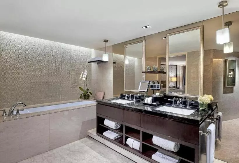 Büyük Çift Kişilik Yataklı Delüks Oda, Mandarin Oriental Jakarta