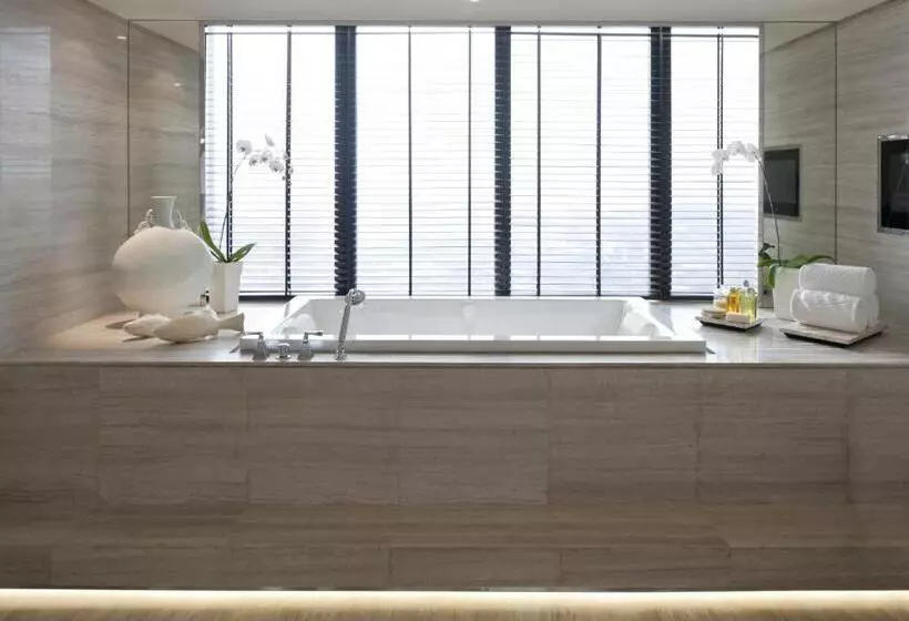 Büyük Çift Kişilik Yataklı Süit, Mandarin Oriental Jakarta