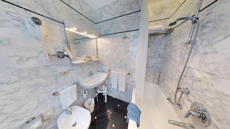 חדר סטנדרט לשלושה, Metropole