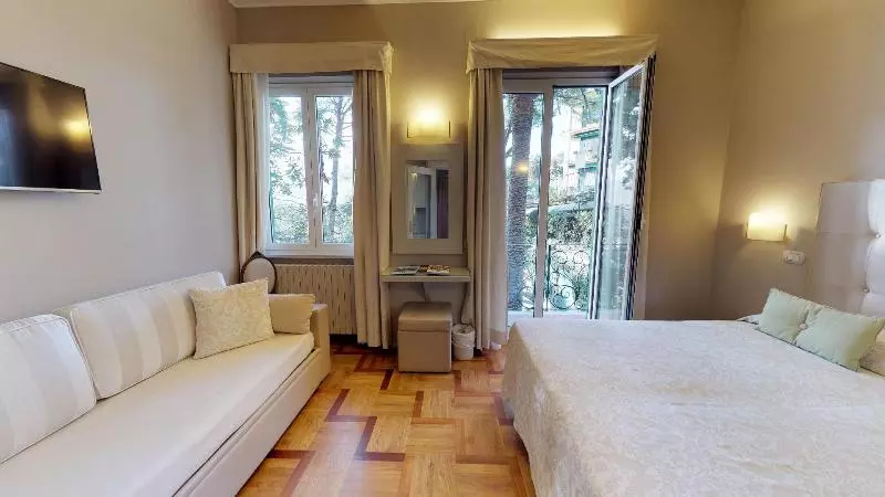 اتاق استاندارد سه نفره, Metropole