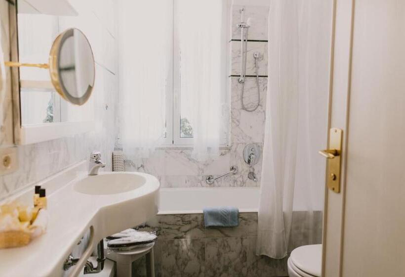 חדר סטנדרט לשלושה, Metropole