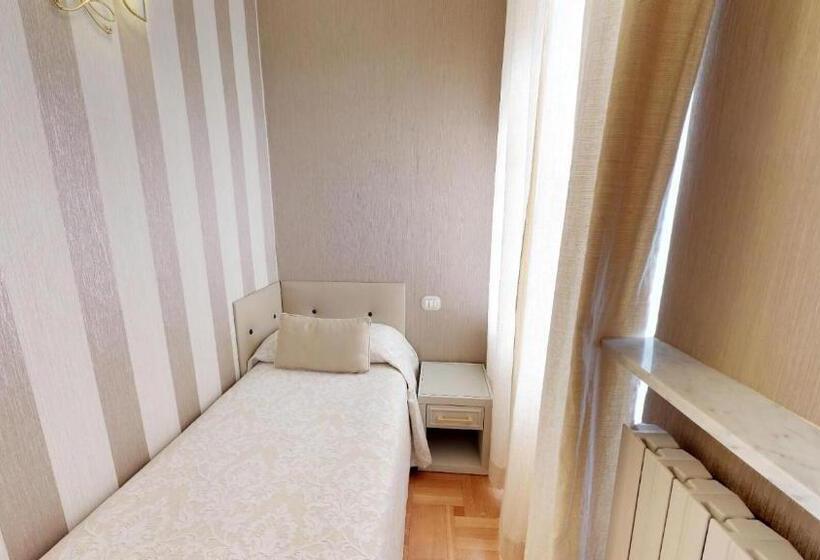 חדר סטנדרט לשלושה, Metropole