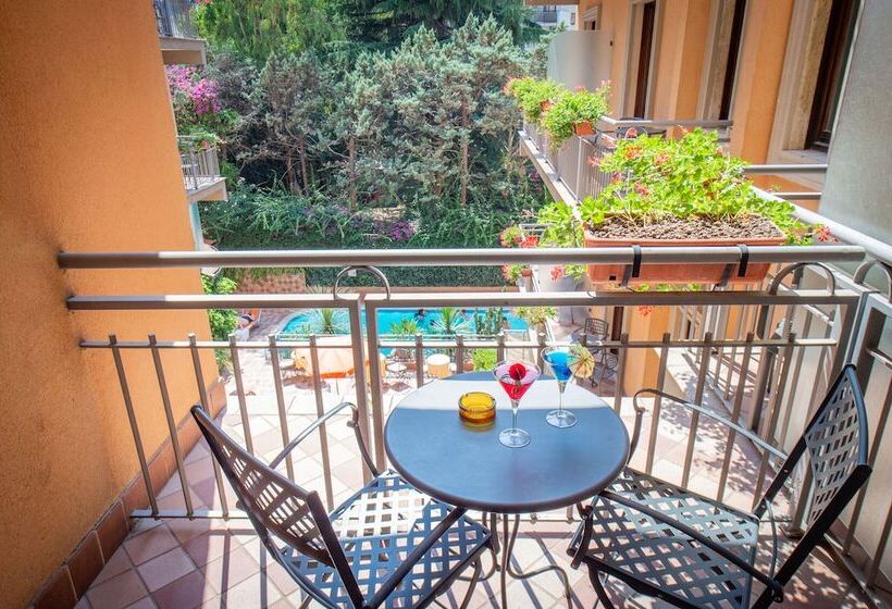 수피리어 룸, Michelangelo