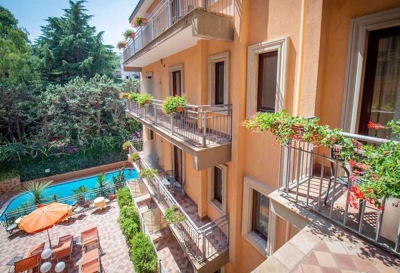 수피리어 룸, Michelangelo