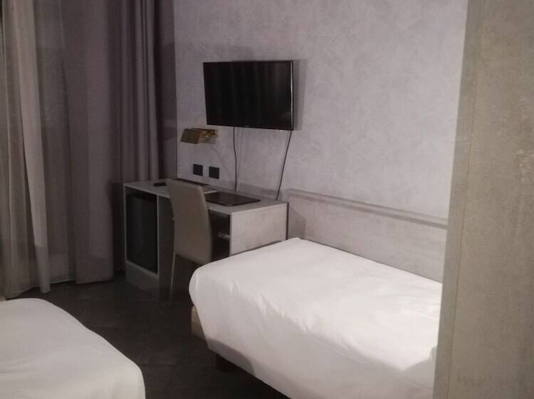 غرفة قياسية ثلاثية, Plaza