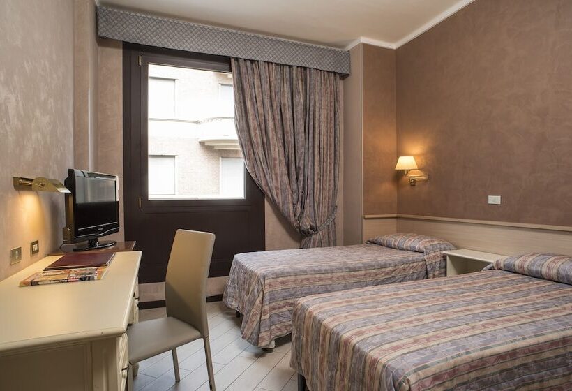 غرفة قياسية رباعية, Plaza