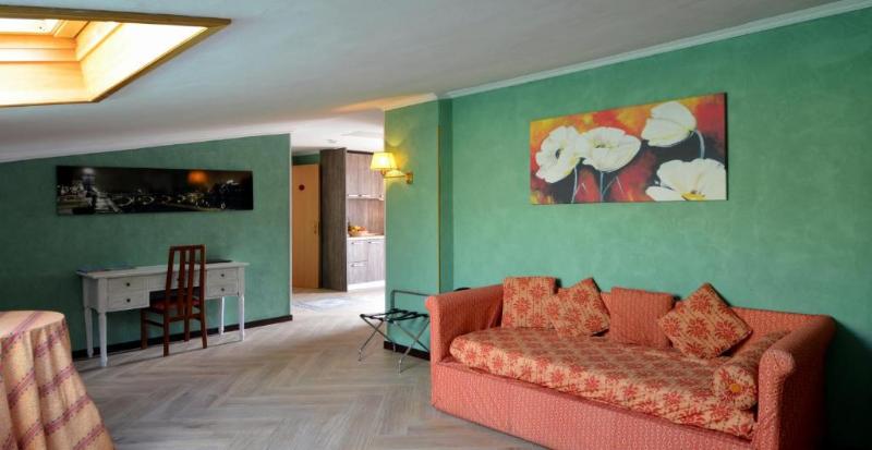 غرفة عائلية, Plaza