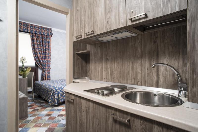 غرفة قياسية رباعية, Plaza