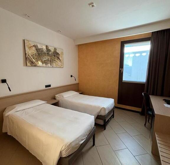 غرفة إقتصادية, Plaza