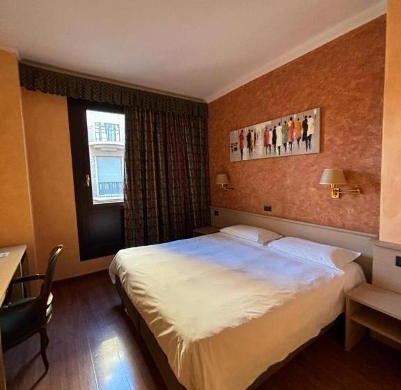 غرفة قياسية, Plaza