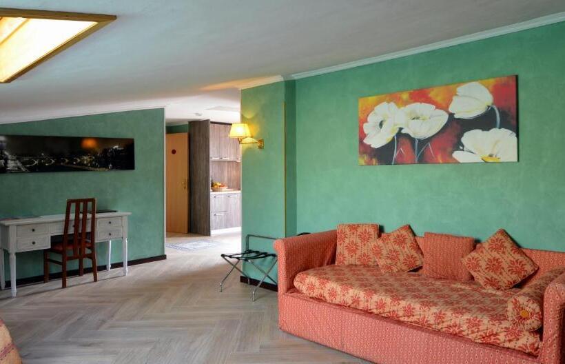 غرفة عائلية, Plaza