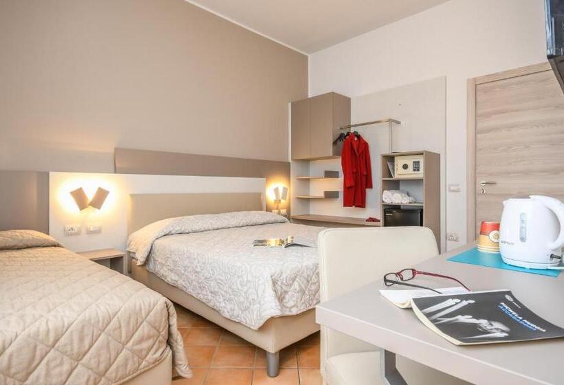 Номер Стандарт Трехместный, Riel