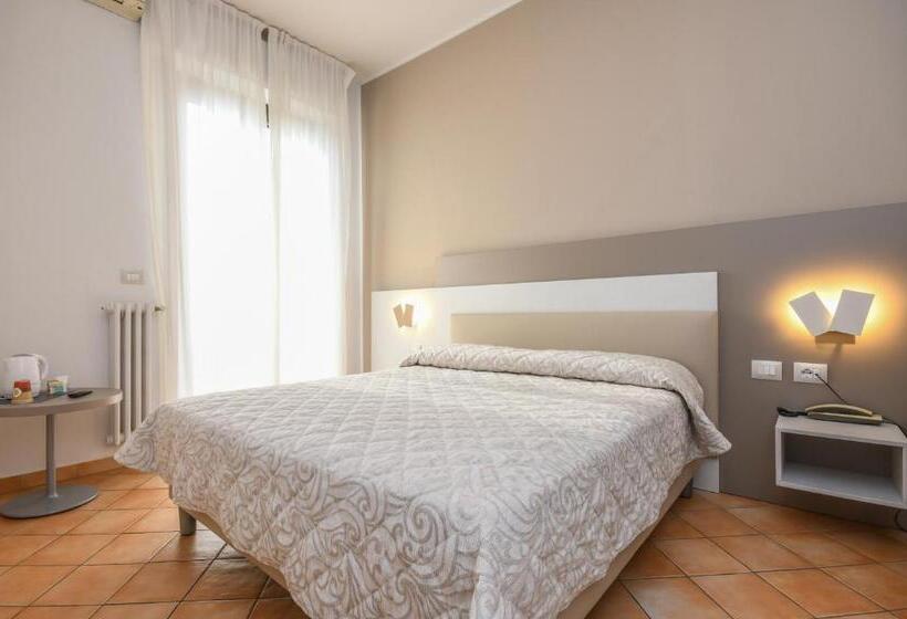 Четырехместный Номер Стандарт, Riel