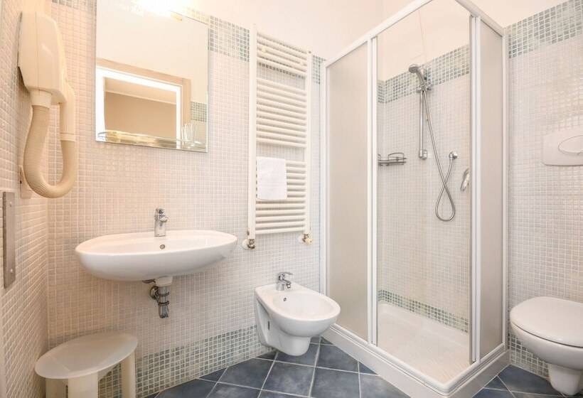 标准三人间, Riel