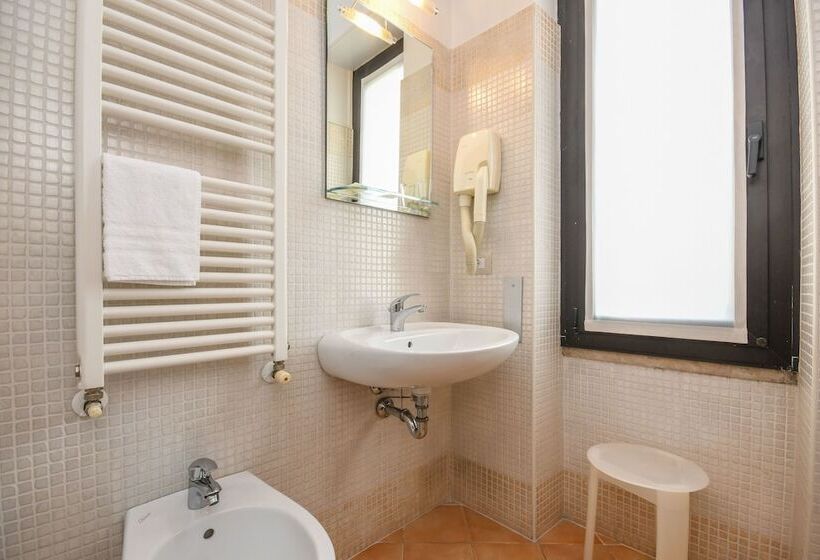 Номер Стандарт Трехместный, Riel