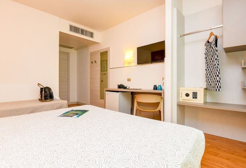 标准三人间, Riel