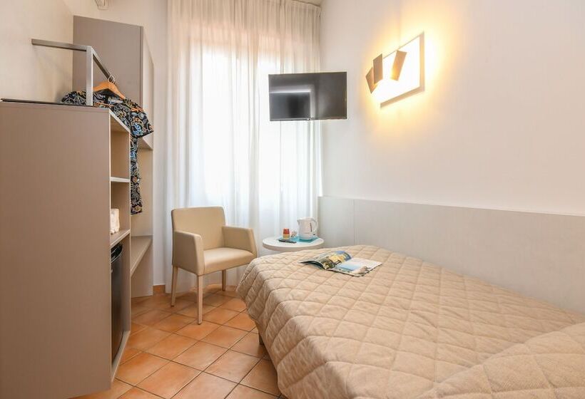 标准单人间, Riel