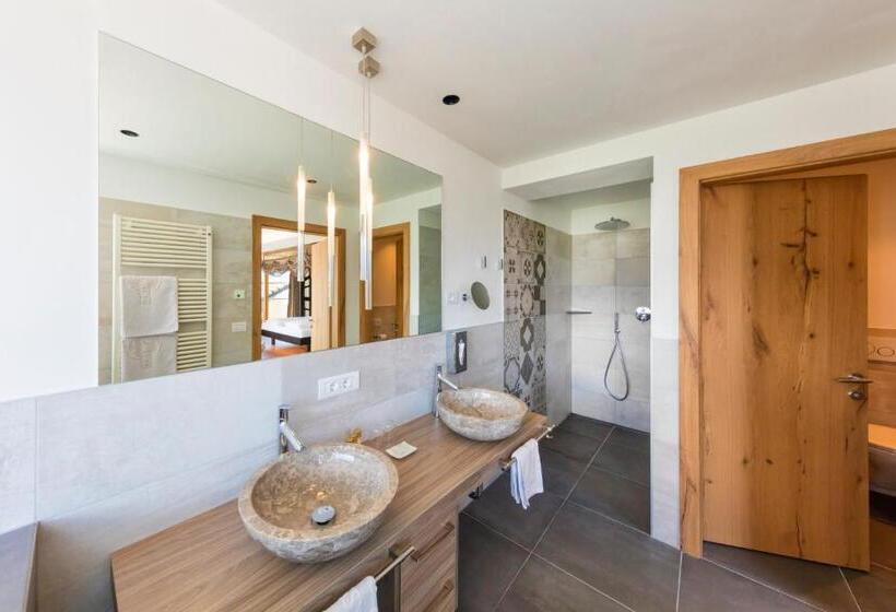 جناح ديلوكس, Schlosswirt