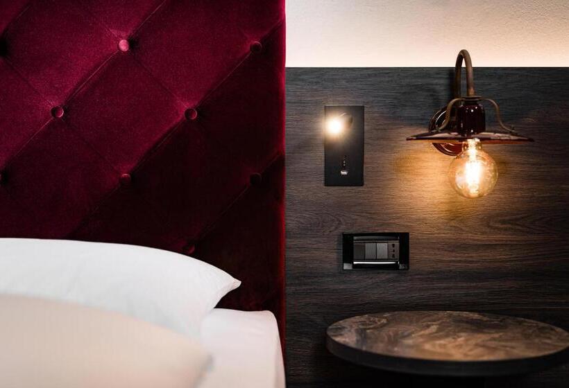 Номер Стандарт Вид на Горы, Schlosswirt