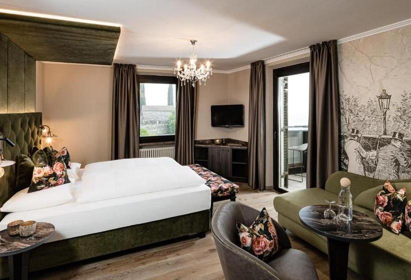 غرفة قياسية مزوَّدة بتراس, Schlosswirt