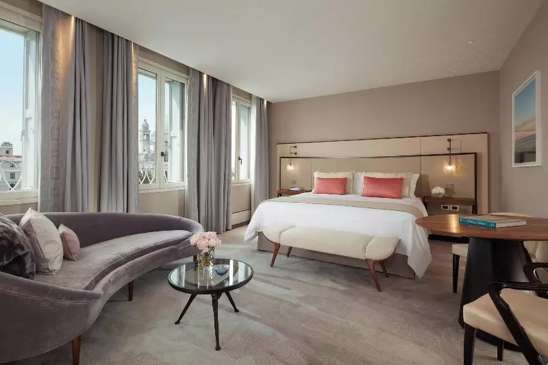 اتاق لوکس با تخت بزرگ, The St. Regis Venice