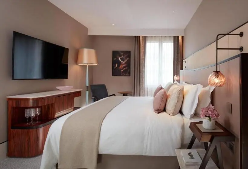 Deluxe Room King Size Bed